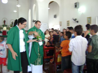 O MARAVILHOSO PODER DA ÁGUA BENTA